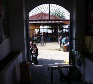 Blick auf Obst- und Gemüsestände