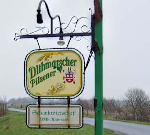 Ein Hinweisschild oben auf dem Deich!
