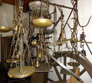 Werkzeuge und Waagen in der Museumsmühle
