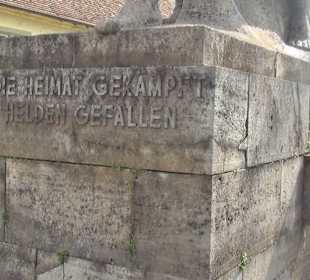 Kriegerdenkmal Stein gewordener Geist des Krieges 