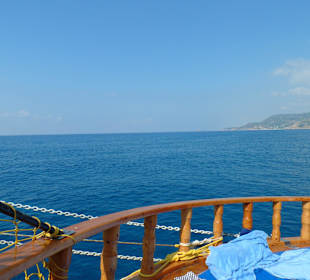Wunderschöner Ausblick vom Piratenschiff auf Meer