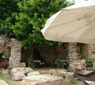 In den Ruinen Sitzplätze gemacht