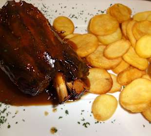 Schweinshaxe mit Kartoffelchips