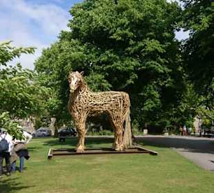 Pferd aus vielen Holzteilen