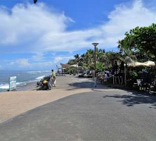 Strandpromenade an der Plage des Roches Noires