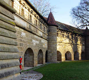 Festungsmauer entlang