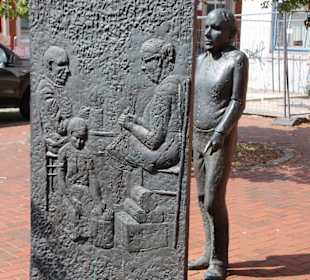 Denkmal vor der Kirche