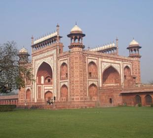 Der Eingang zum Taj Mahal von der Seite gesehen