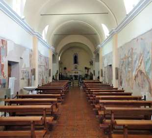 Kirchenschiff mit Fresken