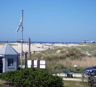 Blick zum Strand beim Yachthafen.