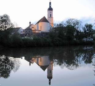Pfarrkirche gespiegelt im weißen Regen