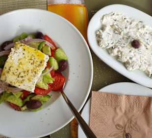 Greek Salad und Tzatziki
