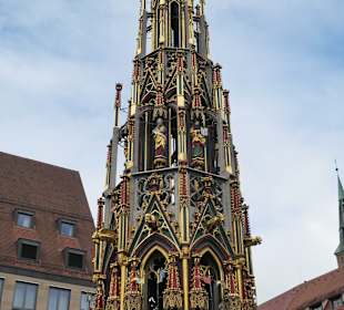 Der Schöne Brunnen in Nürnberg auf dem Hauptmarkt