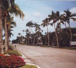 Strasse zum Strand in Naples und Pier