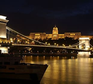Unterhalb der Kettenbrücke