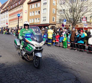 Führung von Bikerpolizei mit Schminke
