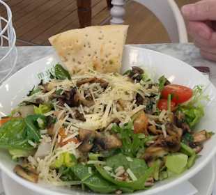 Leckerer Salat im Palmengarten