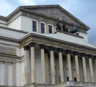 Vor dem Teatr Wielki