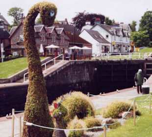 Nessi an der Caledonian-Canal-Schleuse