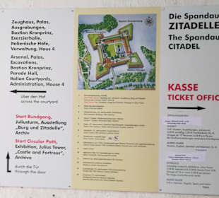 Hinweistafel neben der Kasse