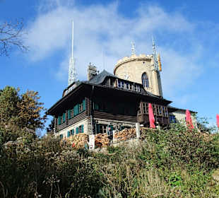 Aussichtssturm neben Restaurant