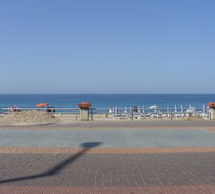 Widok z deptaku na plażę