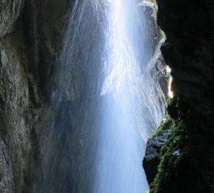 Wie ein Schleier bedeckt das Wasser die Schlucht