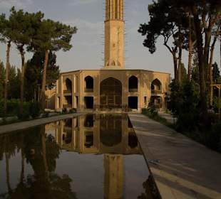 Pawilon z 33 m badgirem - wieżą wiatru