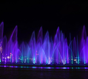 Pokaz świetlny na wodzie