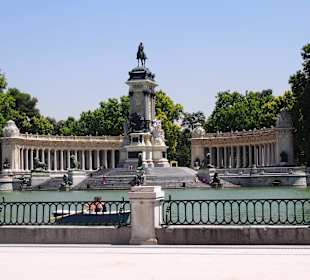 Wielkie jezioro w środku parku