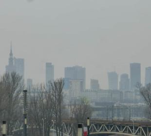 Blick von Praga über Wisła/Weichsel zur Skyline