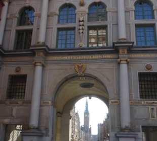 Blick durch das Goldene Tor Richtung Rathaus