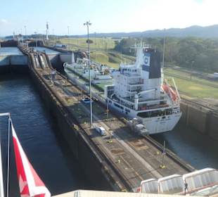Frachtschiff in der Schleuse