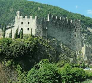 Castello di Tenno auf einem Felsvorsprung