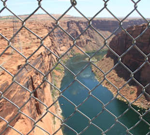 Schutzgitter auf der Glen Canyon Bridge