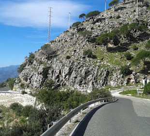Straße führt zum Strand von Mijas