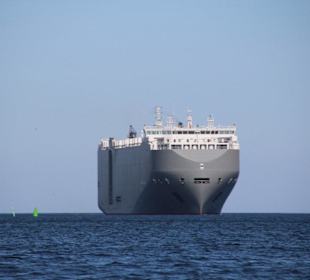 Contäinerschiff Einfahrt in den Hafen