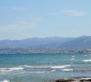 Blick auf Malia vom Strand von Stalis