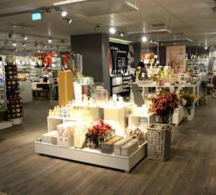 Blick in Ladengeschäfte des Roland-Centers