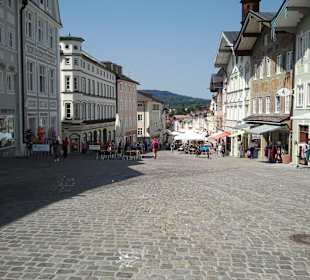 Marktstrasse: weiße Sonnenschirme dem Kolberbräu