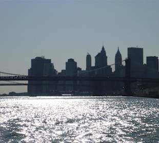 La skyline verso il crepuscolo e il ponte