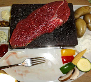 Fleischzubereitung auf dem heißen Stein