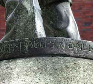 Gravur am Sockel des Hühnerdiebes