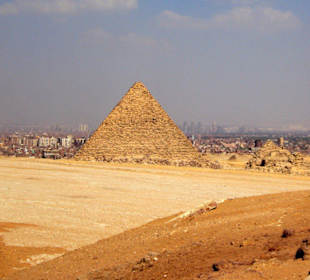 Pyramide und Kairo