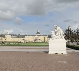 Blick über den Schlossplatz zum Karlsruher Schloss