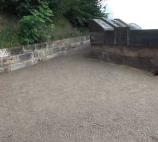 Entlang der Festungsmauer