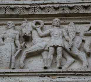 In dem Relief ehrt der Fürst die Wettstreitenden