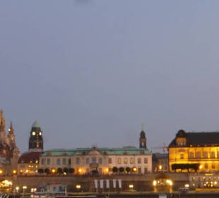 Blick vom  Augustusgarten über Elbe zur Altstadt