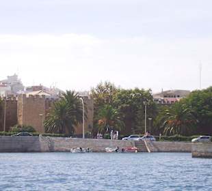 Blick auf die Stadt vom Fluss aus gesehen