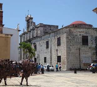 Links die Kapelle Nuestra Senora de la Remedios